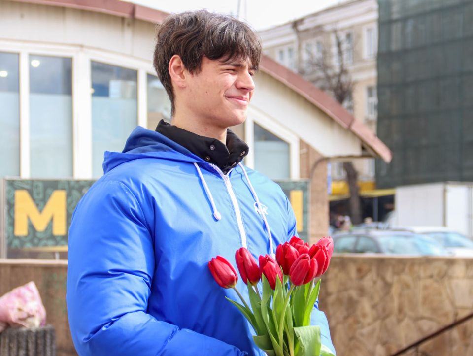 Константин Бутримов: Весна в подарок. В пятницу, 6 марта, в преддверии Международного женского дня активисты Луганского местного отделения партии «Единая Россия» провели в центре города праздничную акцию Константин Бутримов: Весна в подарок. В пятницу, 6 марта, в преддверии Международного женского дня активисты Луганского местного отделения партии «Единая Россия» провели в центре города праздничную акцию