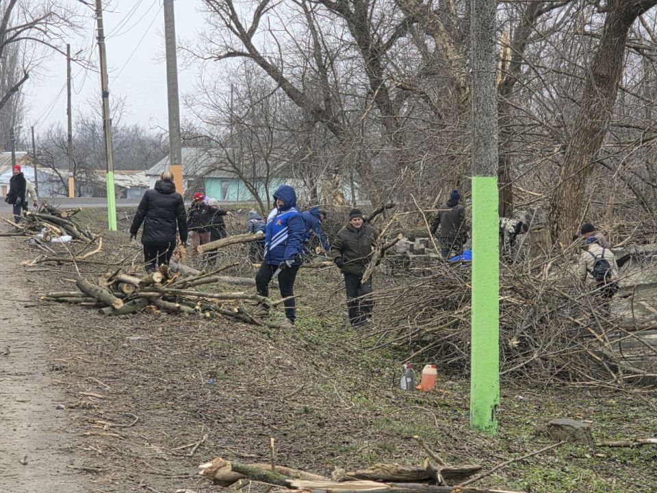 Члены Совета женщин Перевальского округа Луганского регионального отделения «Союз женщин России» приняли участие в муниципальном субботнике, который проходил 4 марта в пгт Центральном Члены Совета женщин Перевальского округа Луганского регионального отделения «Союз женщин России» приняли участие в муниципальном субботнике, который проходил 4 марта в пгт Центральном