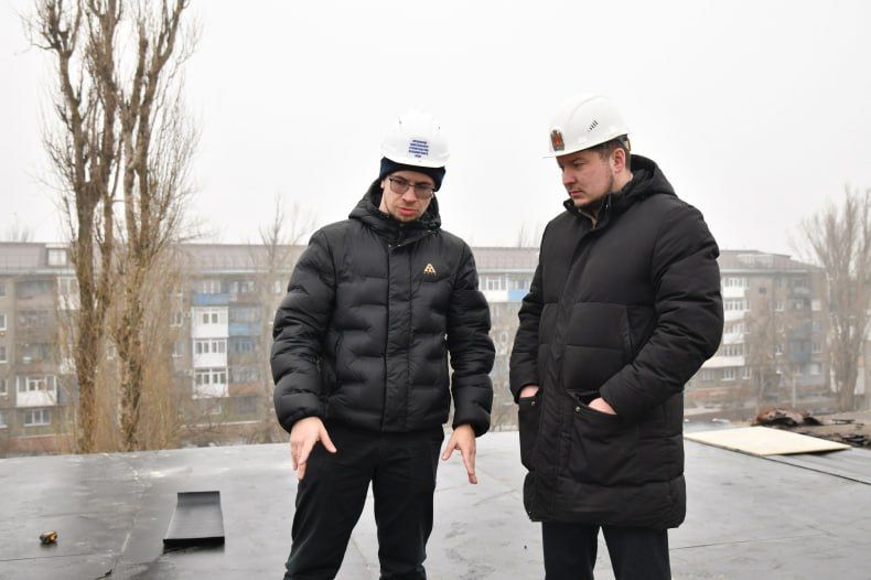 Красноярские строители обновляют кровлю многоквартирного дома в Свердловском округе Красноярские строители обновляют кровлю многоквартирного дома в Свердловском округе