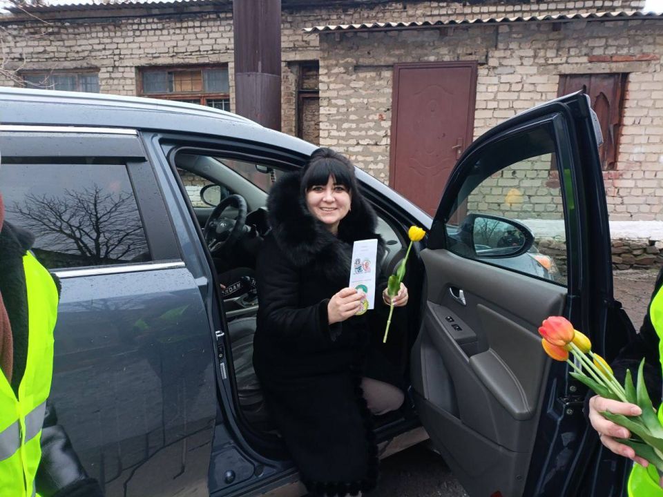«Цветы для автоледи!». Утром 6 марта территория прилегающая к ГБОУ ЛНР «РШ № 8 им. С.В. Полуянова» превратилась в площадку для необычного праздничного Родительского патруля «Цветы для автоледи!». Утром 6 марта территория прилегающая к ГБОУ ЛНР «РШ № 8 им. С.В. Полуянова» превратилась в площадку для необычного праздничного Родительского патруля