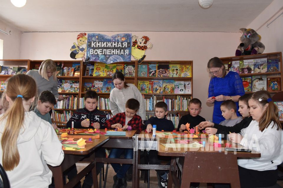 В Кировске прошел мастер-класс для школьников по изготовлению открыток В Кировске прошел мастер-класс для школьников по изготовлению открыток