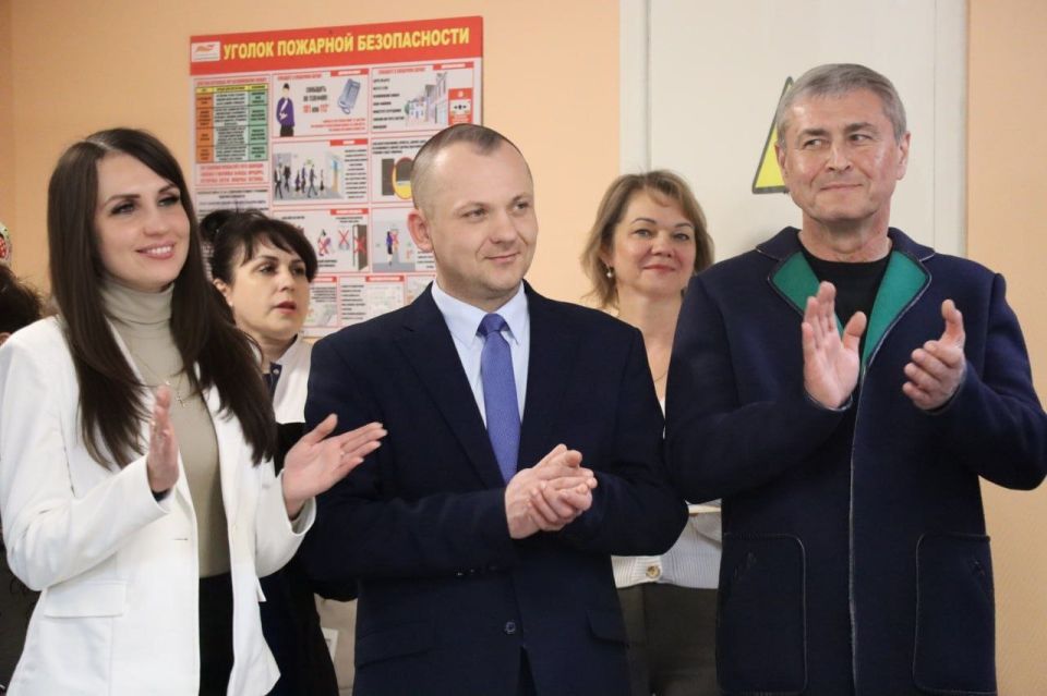 С наступающим праздником весны и красоты единороссы Северодонецка поздравили героинь в белых халатах С наступающим праздником весны и красоты единороссы Северодонецка поздравили героинь в белых халатах