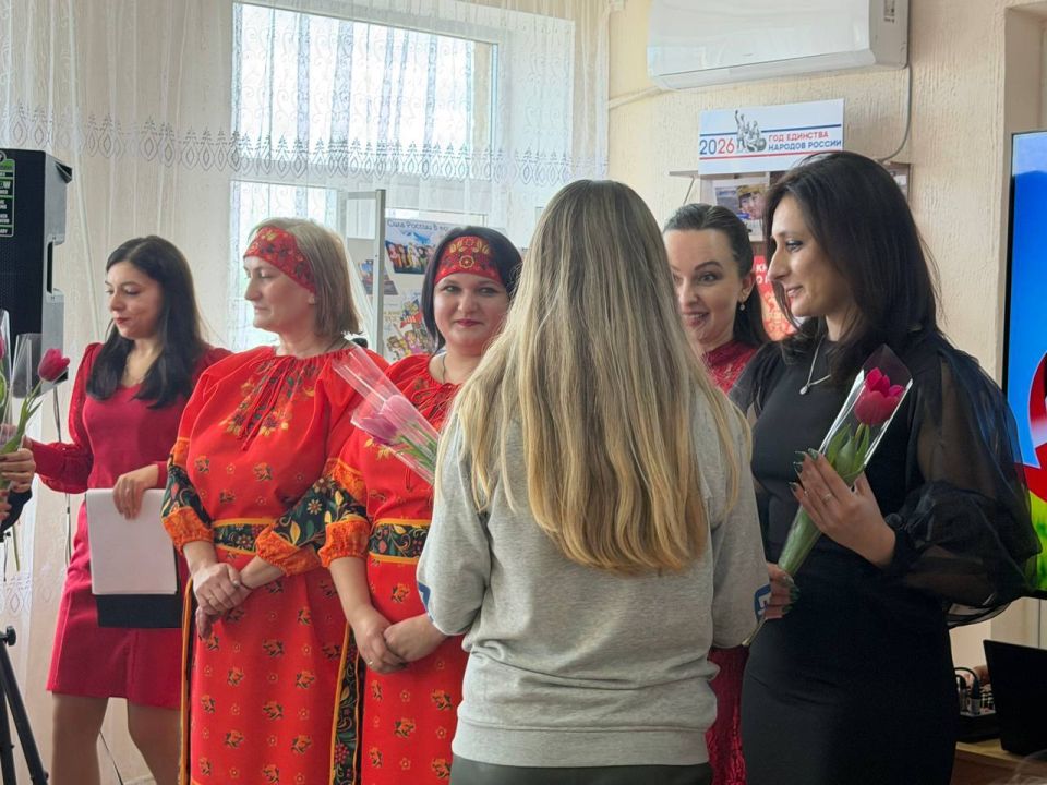 Единороссы Славяносербщины поздравили представительниц разных профессий с предстоящим Международным женским днём Единороссы Славяносербщины поздравили представительниц разных профессий с предстоящим Международным женским днём
