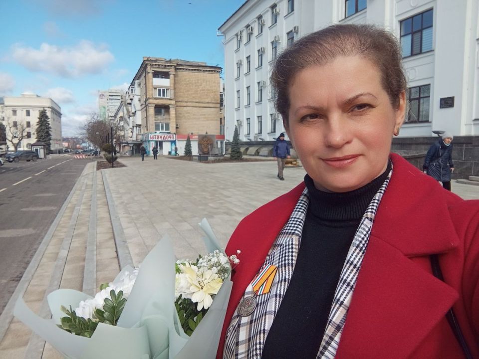 В преддверии Международного женского дня Глава ЛНР Л.И. Пасечник вручил жительнице нашего округа Олесе Зиминой медаль Минобороны РФ «За помощь и милосердие» В преддверии Международного женского дня Глава ЛНР Л.И. Пасечник вручил жительнице нашего округа Олесе Зиминой медаль Минобороны РФ «За помощь и милосердие»