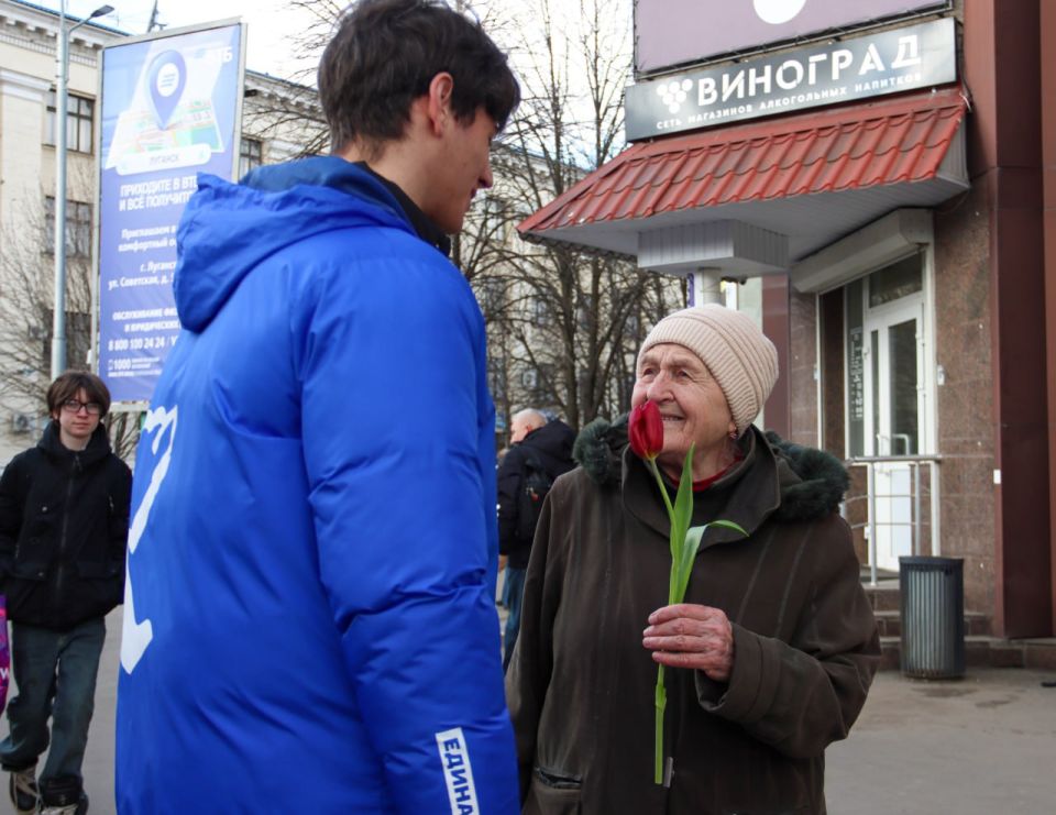 Константин Бутримов: Весна в подарок. В пятницу, 6 марта, в преддверии Международного женского дня активисты Луганского местного отделения партии «Единая Россия» провели в центре города праздничную акцию Константин Бутримов: Весна в подарок. В пятницу, 6 марта, в преддверии Международного женского дня активисты Луганского местного отделения партии «Единая Россия» провели в центре города праздничную акцию