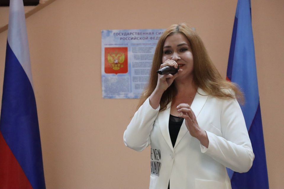 С наступающим праздником весны и красоты единороссы Северодонецка поздравили героинь в белых халатах С наступающим праздником весны и красоты единороссы Северодонецка поздравили героинь в белых халатах