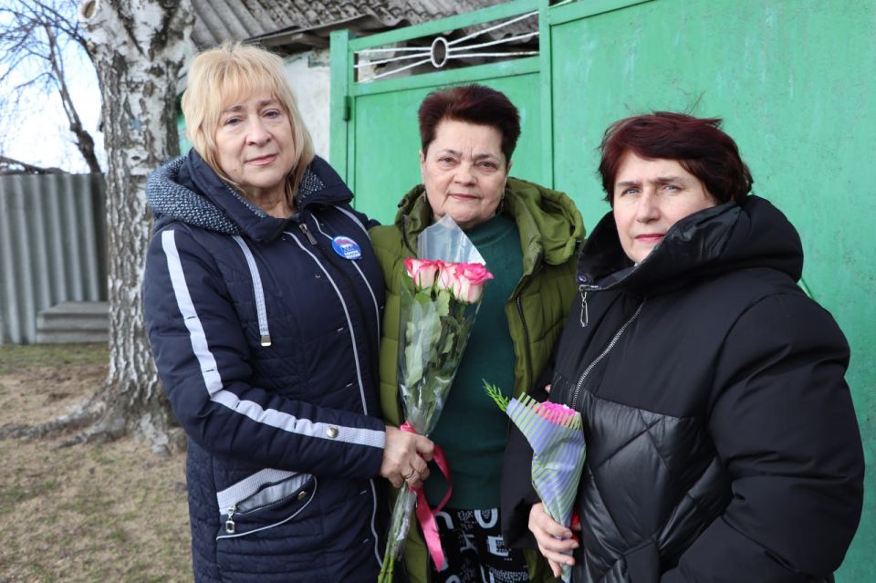 Единороссы Станицы Луганской поздравили с праздником 8 марта матерей погибших участников СВО Единороссы Станицы Луганской поздравили с праздником 8 марта матерей погибших участников СВО