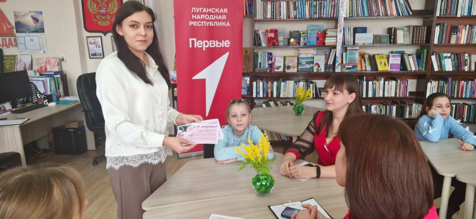 Весеннее тепло и семейные улыбки: в Славяносербской библиотеке отметили Международный женский день Весеннее тепло и семейные улыбки: в Славяносербской библиотеке отметили Международный женский день