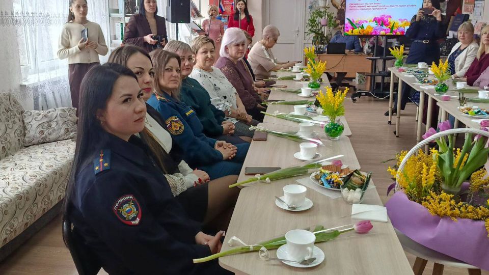 Единороссы Славяносербщины поздравили представительниц разных профессий с предстоящим Международным женским днём Единороссы Славяносербщины поздравили представительниц разных профессий с предстоящим Международным женским днём