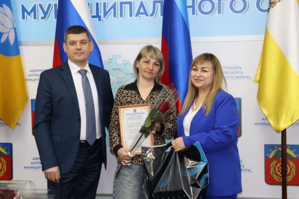 В Администрации Антрацитовского муниципального округа в преддверии Международного женского дня состоялось торжественное награждение женщин, чей труд и инициативы играют ключевую роль в развитии всех сфер жизни территории В Администрации Антрацитовского муниципального округа в преддверии Международного женского дня состоялось торжественное награждение женщин, чей труд и инициативы играют ключевую роль в развитии всех сфер жизни территории