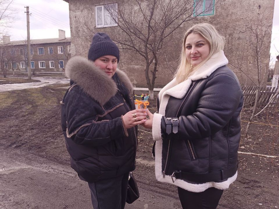 Работники Дома культуры им. Т. Г. Шевченко пгт Большекаменка провели акцию к 8 марта «Дарите женщинам цветы!» и поздравили жён, чьи мужья и папы находятся на СВО Работники Дома культуры им. Т. Г. Шевченко пгт Большекаменка провели акцию к 8 марта «Дарите женщинам цветы!» и поздравили жён, чьи мужья и папы находятся на СВО