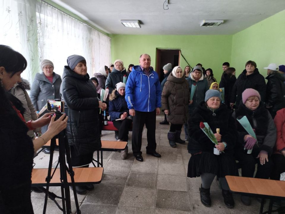 Марковские единороссы подарили женщинам цветы и улыбки Марковские единороссы подарили женщинам цветы и улыбки