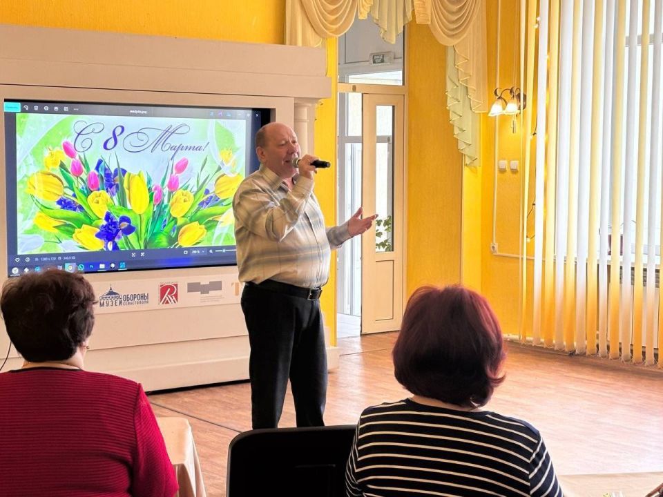 В Перевальском районном Дворце культуры царила атмосфера праздника и весны В Перевальском районном Дворце культуры царила атмосфера праздника и весны