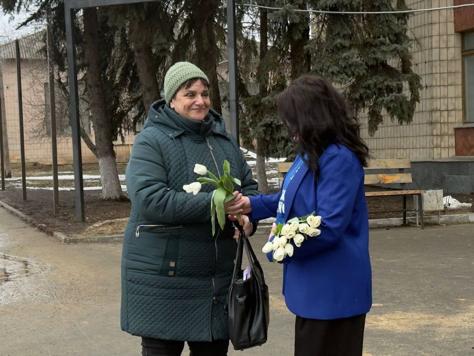Марковские единороссы подарили женщинам цветы и улыбки Марковские единороссы подарили женщинам цветы и улыбки