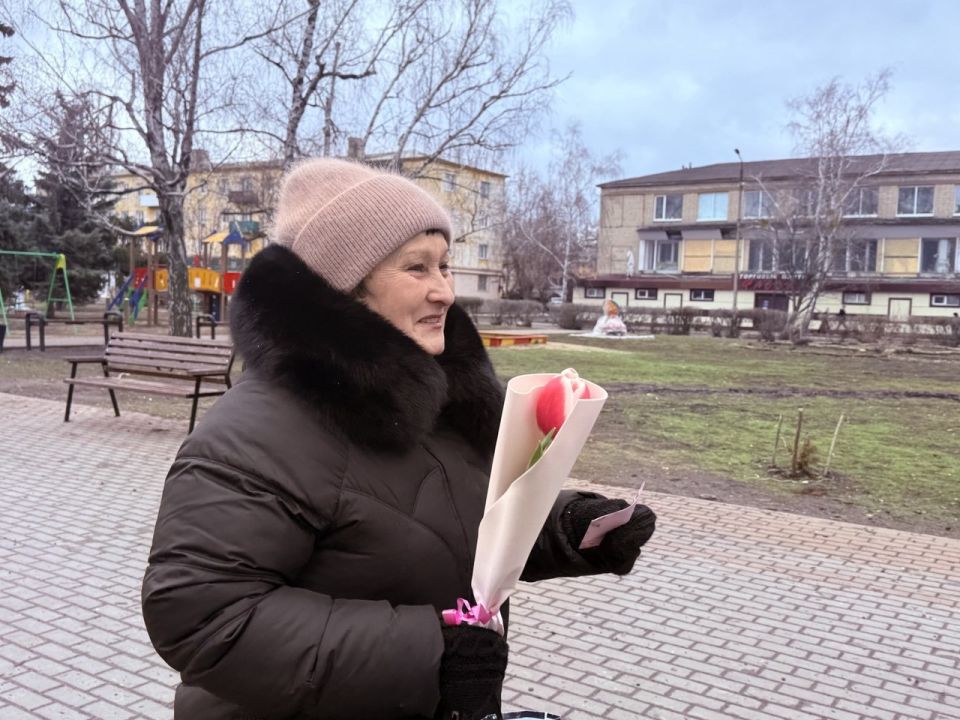 Единороссы поздравили женщин на улицах городов республики Единороссы поздравили женщин на улицах городов республики