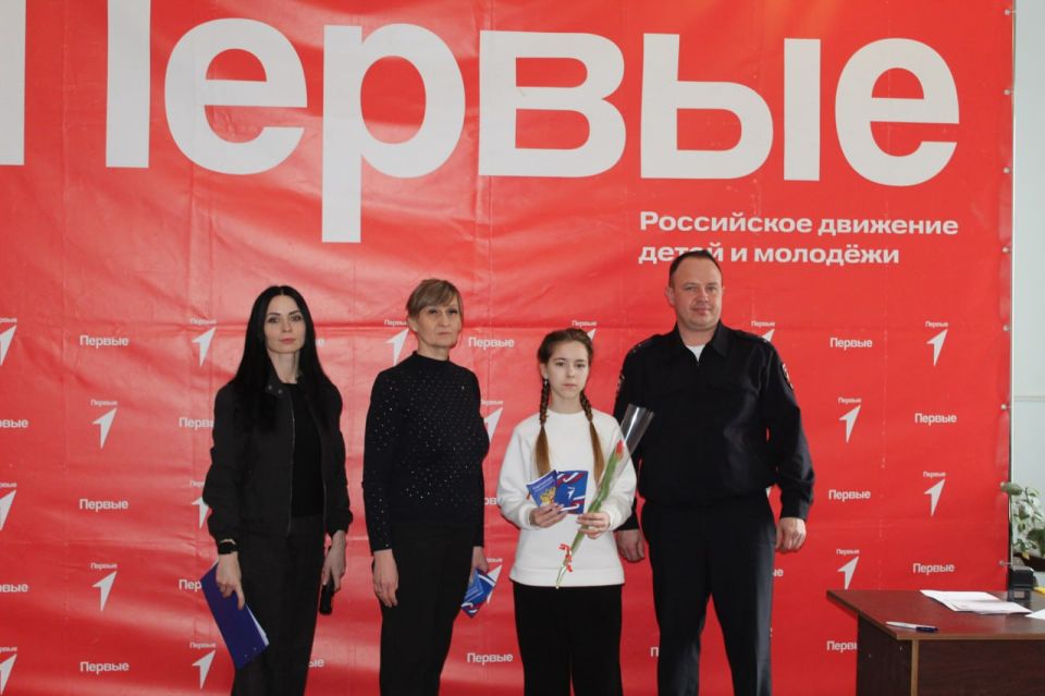Юлия Кожухарь: В преддверии прекрасного Международного женского дня — 8 марта, в Новопсковском Доме детского и юношеского творчества вручили юным жителям Новопсковского округа паспорта гражданина Российской Федерации Юлия Кожухарь: В преддверии прекрасного Международного женского дня — 8 марта, в Новопсковском Доме детского и юношеского творчества вручили юным жителям Новопсковского округа паспорта гражданина Российской Федерации
