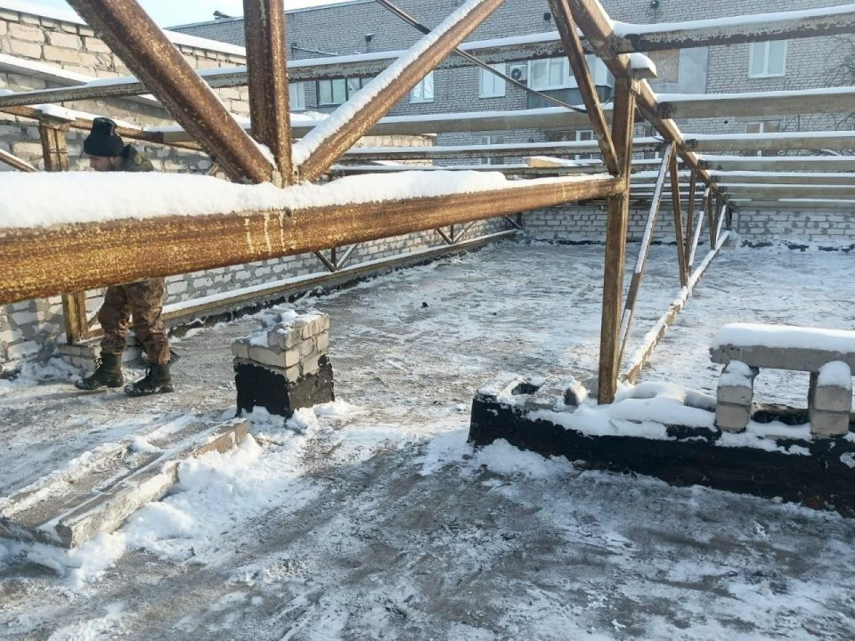 Калужские строители приступили к демонтажу кровли жилого дома в Первомайске Калужские строители приступили к демонтажу кровли жилого дома в Первомайске