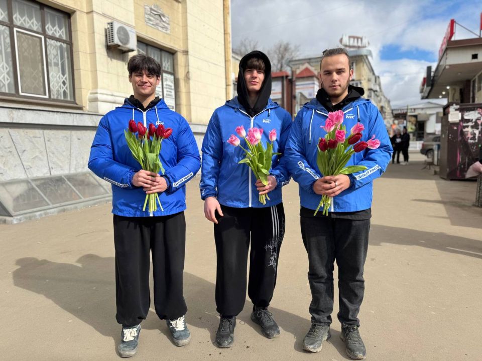 Единороссы поздравили женщин на улицах городов республики Единороссы поздравили женщин на улицах городов республики