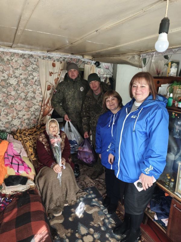 Юлия Кожухарь: Активисты "Единой России" и военная полиция поздравили женщин с 8 Марта Юлия Кожухарь: Активисты "Единой России" и военная полиция поздравили женщин с 8 Марта