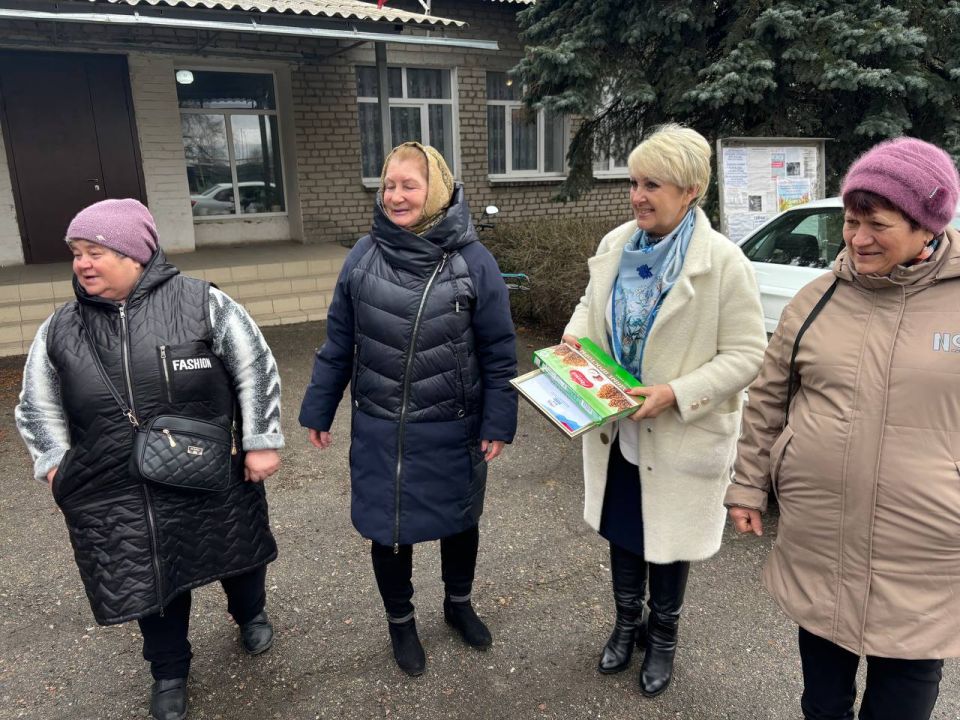 Накануне 8 Марта единороссы от души поздравили женщин-волонтеров Совета ветеранов села Хорошее, принимающих активное участие в сборах помощи в рамках акции «Zа Победу» Накануне 8 Марта единороссы от души поздравили женщин-волонтеров Совета ветеранов села Хорошее, принимающих активное участие в сборах помощи в рамках акции «Zа Победу»