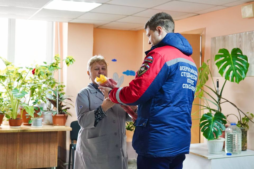 В благодарность за службу. Добровольцы Луганского регионального отделения Всероссийского студенческого корпуса спасателей и студенты Института гражданской защиты ЛГУ им. В. Даля присоединились к Всероссийской акции «В... В благодарность за службу. Добровольцы Луганского регионального отделения Всероссийского студенческого корпуса спасателей и студенты Института гражданской защиты ЛГУ им. В. Даля присоединились к Всероссийской акции «В...