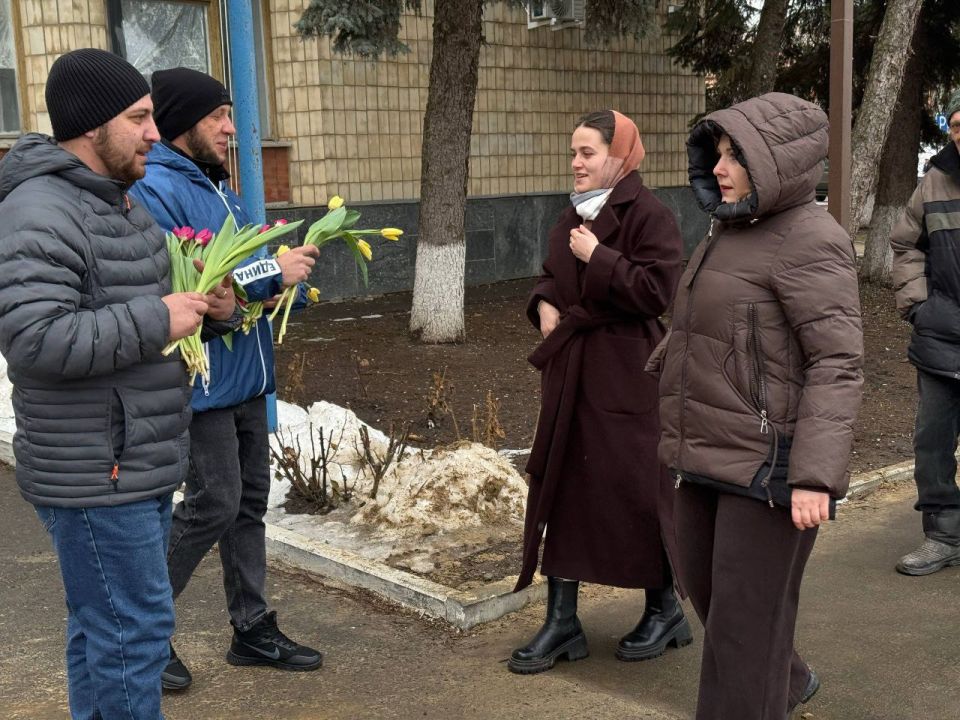 Марковские единороссы подарили женщинам цветы и улыбки Марковские единороссы подарили женщинам цветы и улыбки