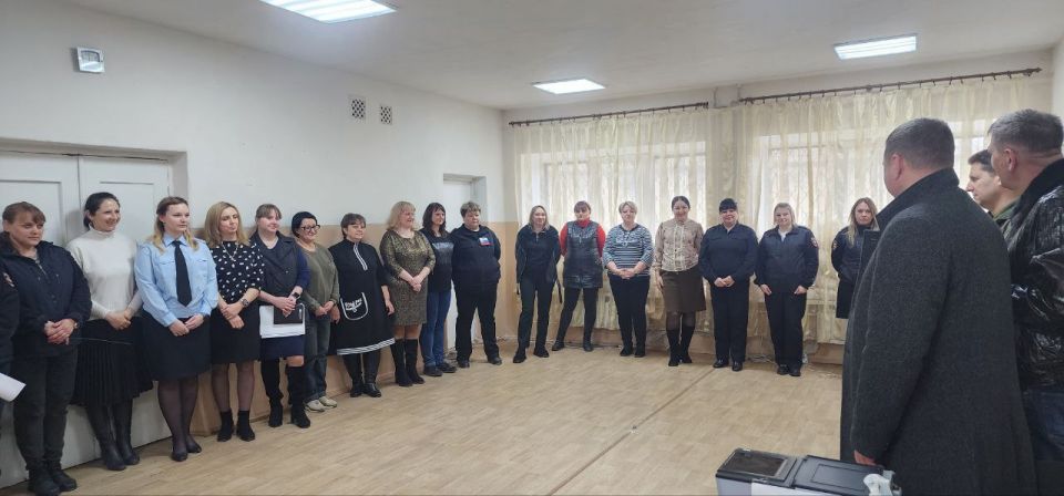 В преддверии международного женского дня Председатель Совета Андрей Сёмченко, депутат от партии "Единая Россия" Иван Резанцев и активисты Партии посетили ОМВД «Лисичанский», чтобы поздравить прекрасную половину их коллектива... В преддверии международного женского дня Председатель Совета Андрей Сёмченко, депутат от партии "Единая Россия" Иван Резанцев и активисты Партии посетили ОМВД «Лисичанский», чтобы поздравить прекрасную половину их коллектива...
