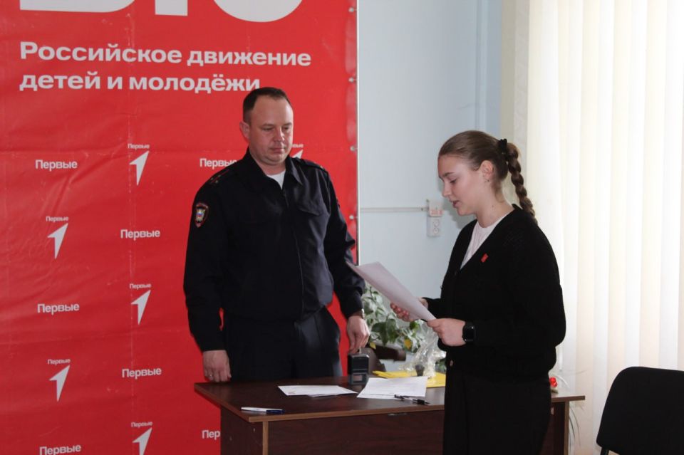 Юлия Кожухарь: В преддверии прекрасного Международного женского дня — 8 марта, в Новопсковском Доме детского и юношеского творчества вручили юным жителям Новопсковского округа паспорта гражданина Российской Федерации Юлия Кожухарь: В преддверии прекрасного Международного женского дня — 8 марта, в Новопсковском Доме детского и юношеского творчества вручили юным жителям Новопсковского округа паспорта гражданина Российской Федерации