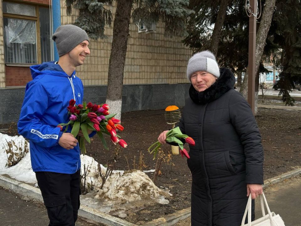 Марковские единороссы подарили женщинам цветы и улыбки Марковские единороссы подарили женщинам цветы и улыбки