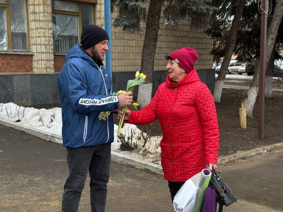 Марковские единороссы подарили женщинам цветы и улыбки Марковские единороссы подарили женщинам цветы и улыбки
