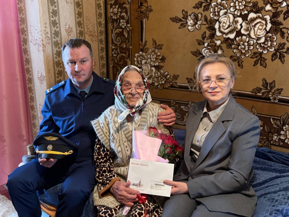 Виктория Сергеева: 100 лет Великой жизни. Сегодня, 7 марта, совместно с прокурором г. Кировска Бредихиным Юрием Дмитриевичем сердечно поздравили замечательную женщину — ветерана Великой Отечественной войны Подгорную Софию... Виктория Сергеева: 100 лет Великой жизни. Сегодня, 7 марта, совместно с прокурором г. Кировска Бредихиным Юрием Дмитриевичем сердечно поздравили замечательную женщину — ветерана Великой Отечественной войны Подгорную Софию...