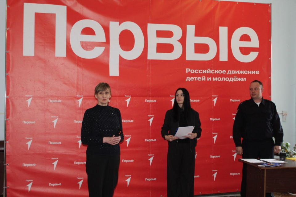 Юлия Кожухарь: В преддверии прекрасного Международного женского дня — 8 марта, в Новопсковском Доме детского и юношеского творчества вручили юным жителям Новопсковского округа паспорта гражданина Российской Федерации Юлия Кожухарь: В преддверии прекрасного Международного женского дня — 8 марта, в Новопсковском Доме детского и юношеского творчества вручили юным жителям Новопсковского округа паспорта гражданина Российской Федерации