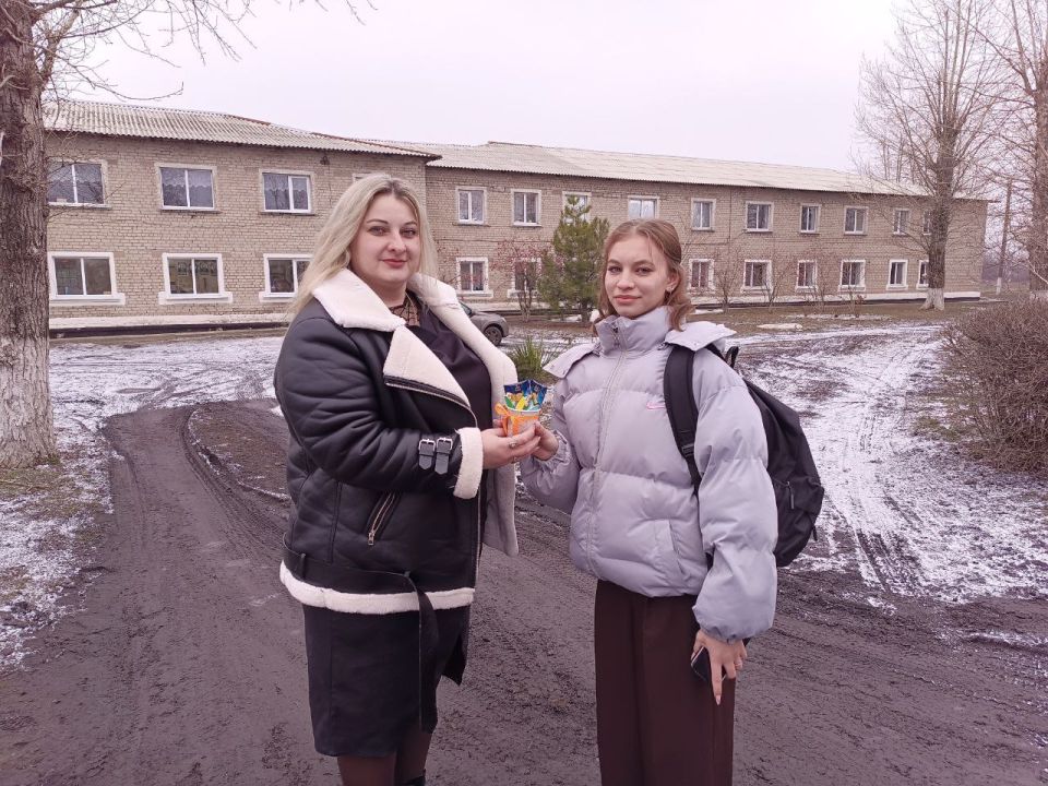 Работники Дома культуры им. Т. Г. Шевченко пгт Большекаменка провели акцию к 8 марта «Дарите женщинам цветы!» и поздравили жён, чьи мужья и папы находятся на СВО Работники Дома культуры им. Т. Г. Шевченко пгт Большекаменка провели акцию к 8 марта «Дарите женщинам цветы!» и поздравили жён, чьи мужья и папы находятся на СВО