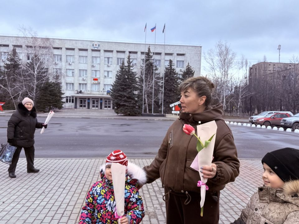 Единороссы поздравили женщин на улицах городов республики Единороссы поздравили женщин на улицах городов республики
