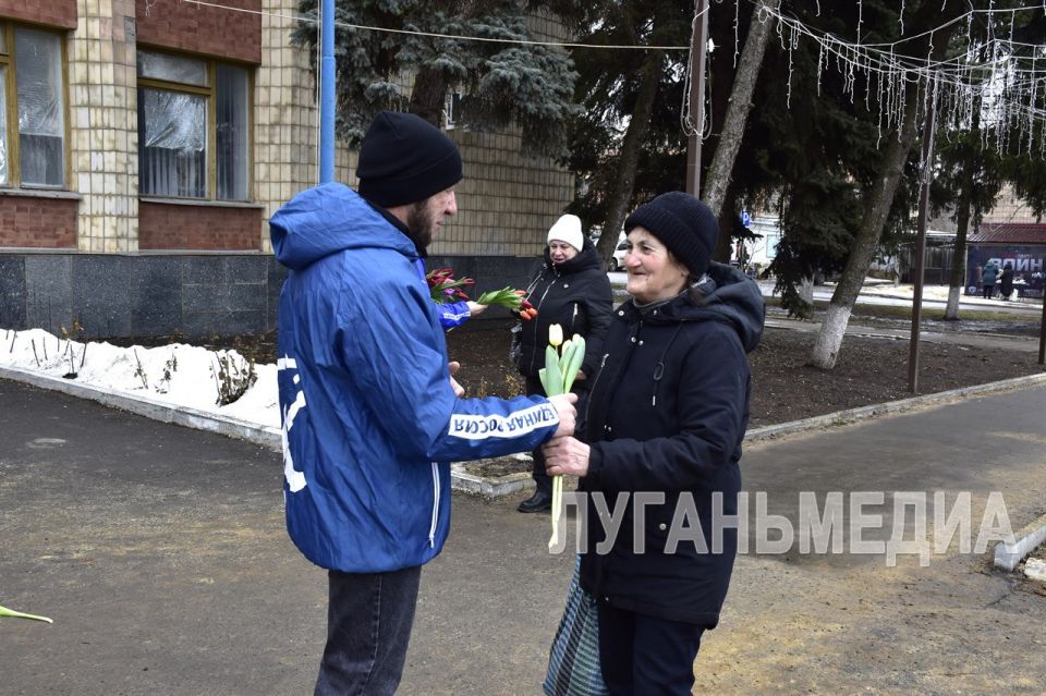 Активисты Марковского местного отделения партии «Единая Россия» поздравили женщин с наступающим праздником Активисты Марковского местного отделения партии «Единая Россия» поздравили женщин с наступающим праздником