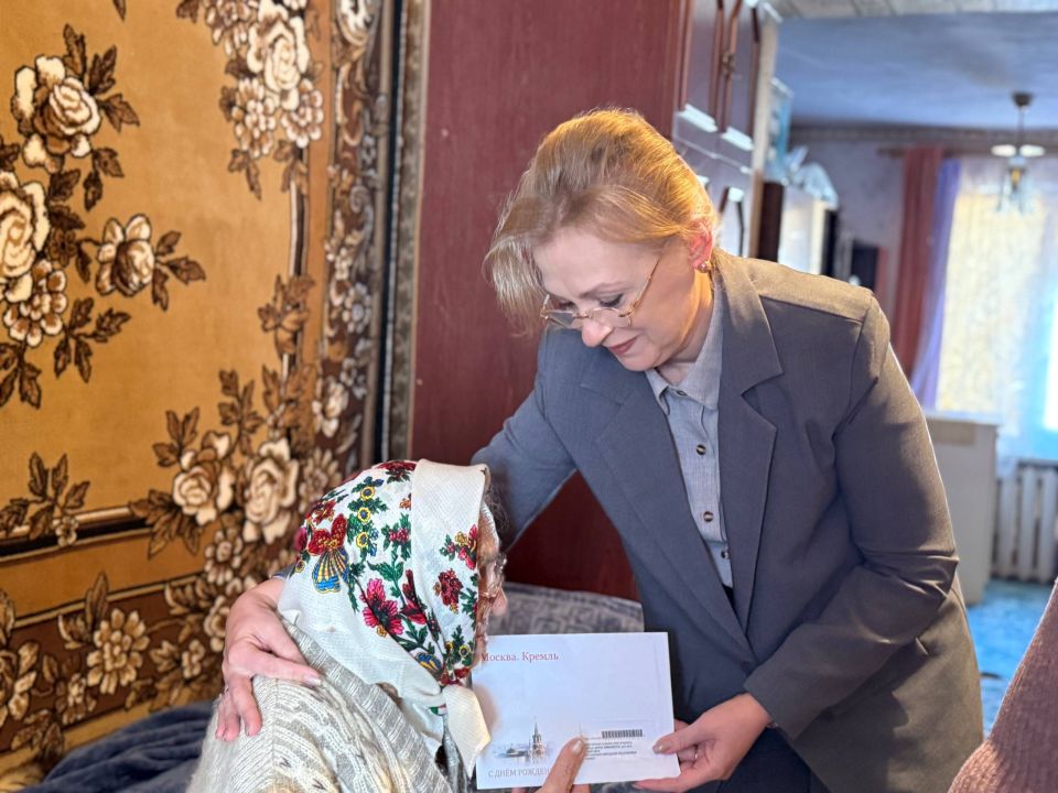 Виктория Сергеева: 100 лет Великой жизни. Сегодня, 7 марта, совместно с прокурором г. Кировска Бредихиным Юрием Дмитриевичем сердечно поздравили замечательную женщину — ветерана Великой Отечественной войны Подгорную Софию... Виктория Сергеева: 100 лет Великой жизни. Сегодня, 7 марта, совместно с прокурором г. Кировска Бредихиным Юрием Дмитриевичем сердечно поздравили замечательную женщину — ветерана Великой Отечественной войны Подгорную Софию...