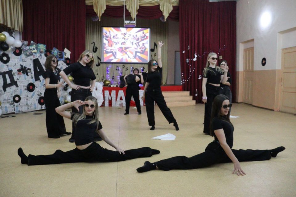 Краснодонский УВК «Забота» отметил День весны и красоты ярким мероприятием «Девять ритмов вдохновения» Краснодонский УВК «Забота» отметил День весны и красоты ярким мероприятием «Девять ритмов вдохновения»
