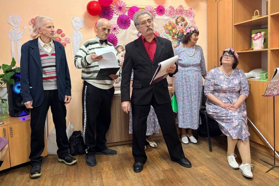 В Свердловском комплексном центре прошел незабываемый праздничный концерт к Международному женскому дню В Свердловском комплексном центре прошел незабываемый праздничный концерт к Международному женскому дню