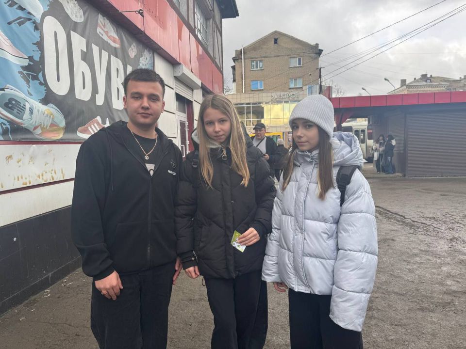 Сегодня, в преддверии самого нежного и светлого праздника – 8 марта, Молодежный совет при Администрации нашего города с энтузиазмом провел ежегодную праздничную раздачу открыток Сегодня, в преддверии самого нежного и светлого праздника – 8 марта, Молодежный совет при Администрации нашего города с энтузиазмом провел ежегодную праздничную раздачу открыток