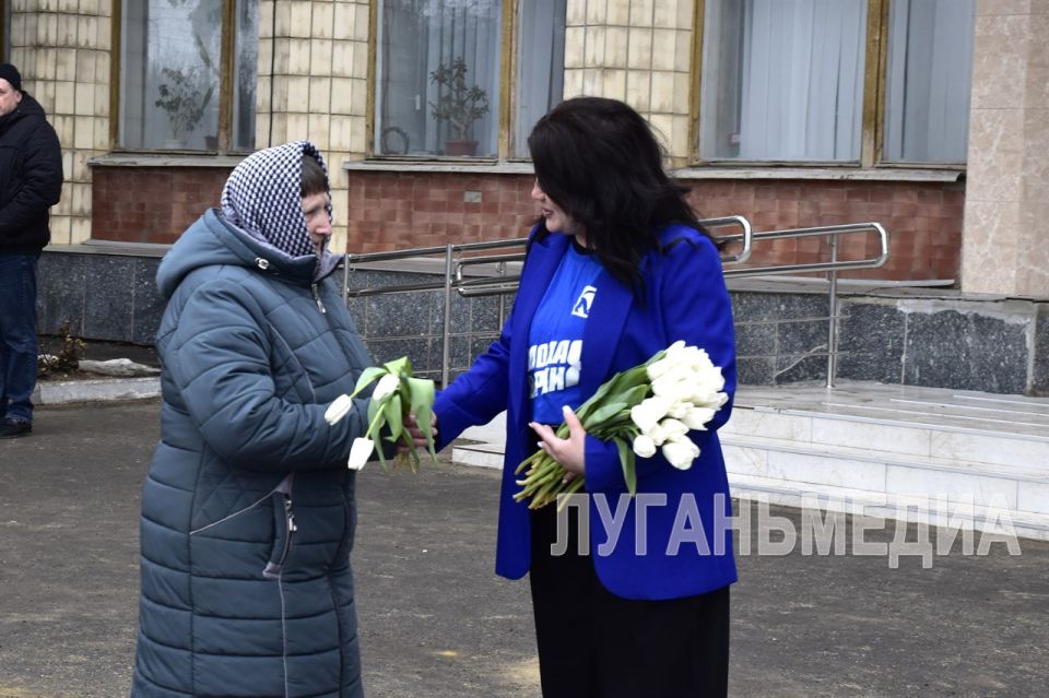 Активисты Марковского местного отделения партии «Единая Россия» поздравили женщин с наступающим праздником Активисты Марковского местного отделения партии «Единая Россия» поздравили женщин с наступающим праздником