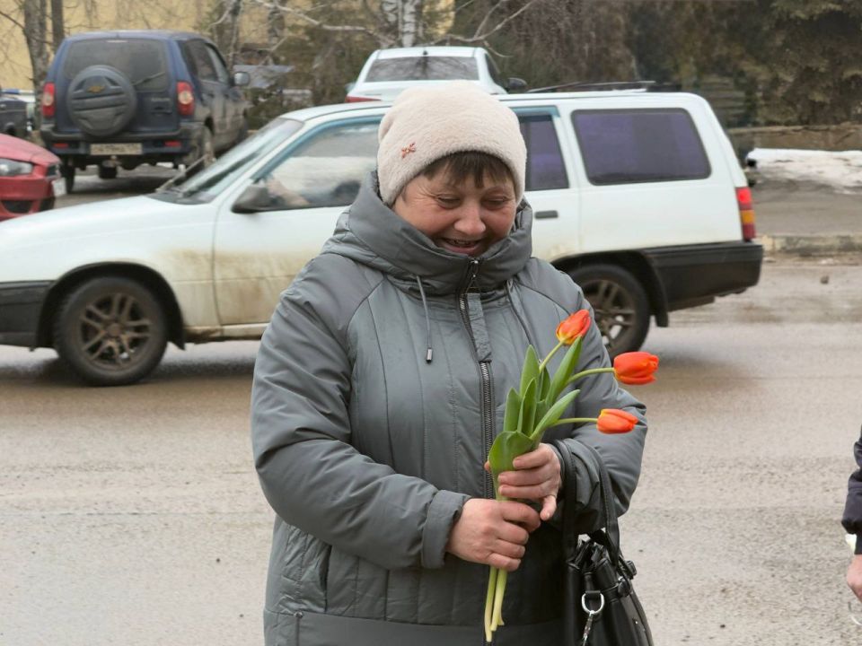 Марковские единороссы подарили женщинам цветы и улыбки Марковские единороссы подарили женщинам цветы и улыбки