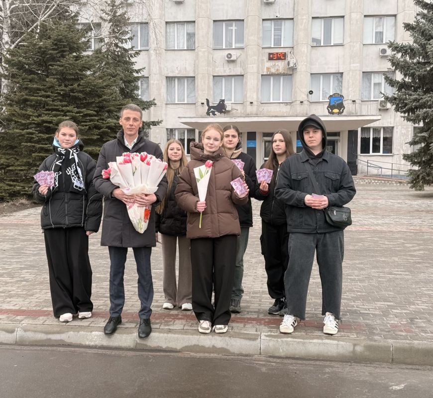Единороссы поздравили женщин на улицах городов республики Единороссы поздравили женщин на улицах городов республики
