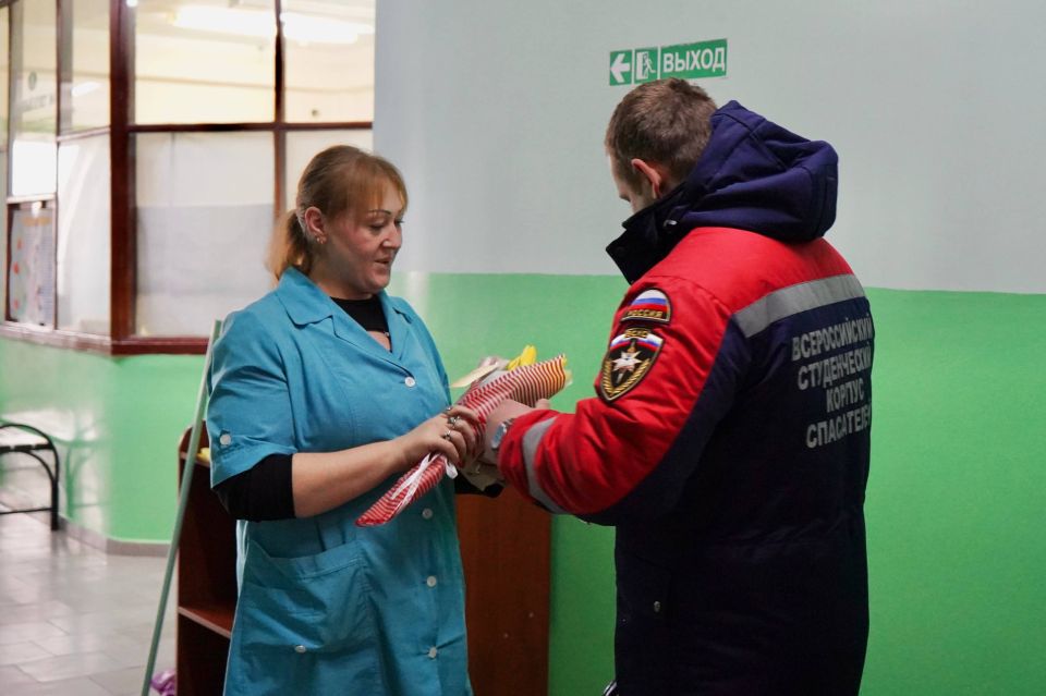 В благодарность за службу. Добровольцы Луганского регионального отделения Всероссийского студенческого корпуса спасателей и студенты Института гражданской защиты ЛГУ им. В. Даля присоединились к Всероссийской акции «В... В благодарность за службу. Добровольцы Луганского регионального отделения Всероссийского студенческого корпуса спасателей и студенты Института гражданской защиты ЛГУ им. В. Даля присоединились к Всероссийской акции «В...