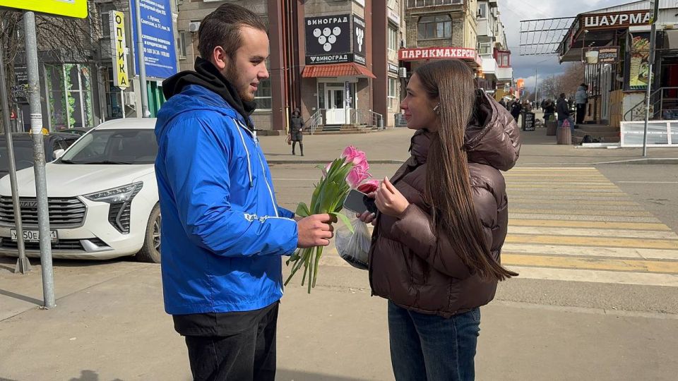 Единороссы поздравили женщин на улицах городов республики Единороссы поздравили женщин на улицах городов республики