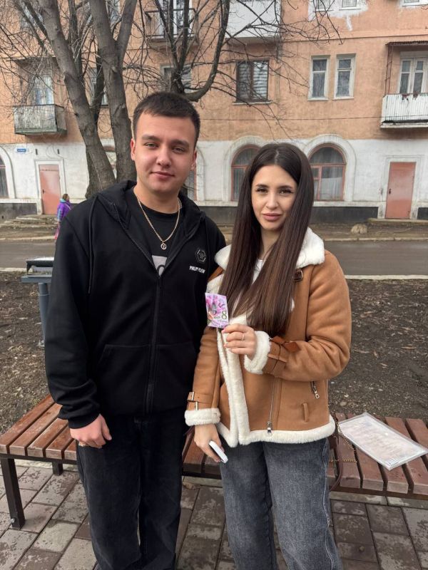 Сегодня, в преддверии самого нежного и светлого праздника – 8 марта, Молодежный совет при Администрации нашего города с энтузиазмом провел ежегодную праздничную раздачу открыток Сегодня, в преддверии самого нежного и светлого праздника – 8 марта, Молодежный совет при Администрации нашего города с энтузиазмом провел ежегодную праздничную раздачу открыток