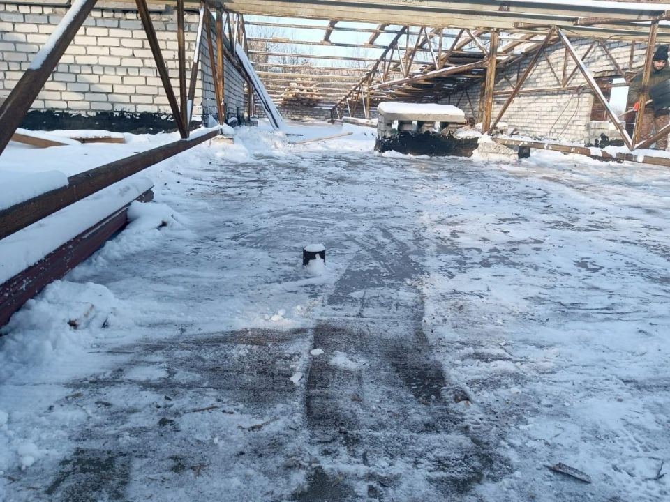 Калужские строители приступили к демонтажу кровли жилого дома в Первомайске Калужские строители приступили к демонтажу кровли жилого дома в Первомайске