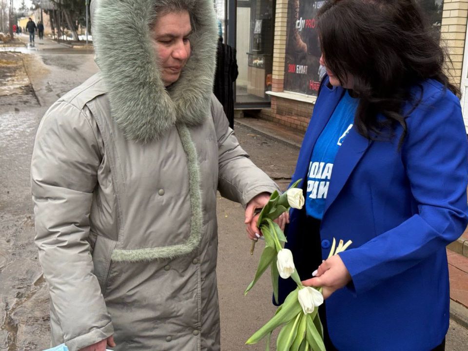 Марковские единороссы подарили женщинам цветы и улыбки Марковские единороссы подарили женщинам цветы и улыбки