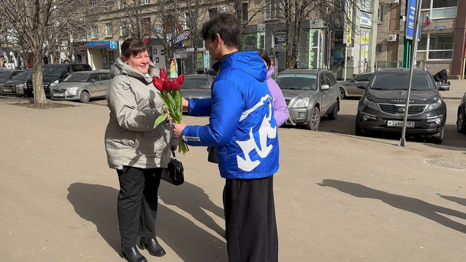 Единороссы поздравили женщин на улицах городов республики Единороссы поздравили женщин на улицах городов республики