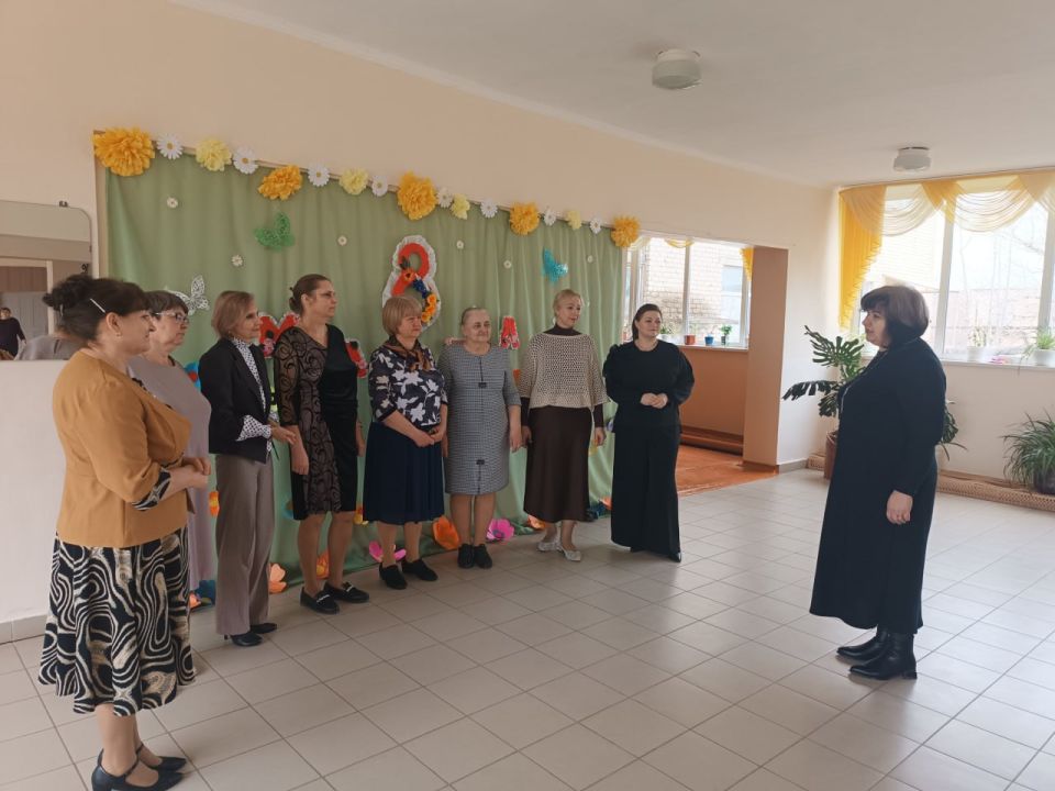 В селе Давыдо-Никольское поздравили с 8 Марта женщин - педагогов и медиков В селе Давыдо-Никольское поздравили с 8 Марта женщин - педагогов и медиков