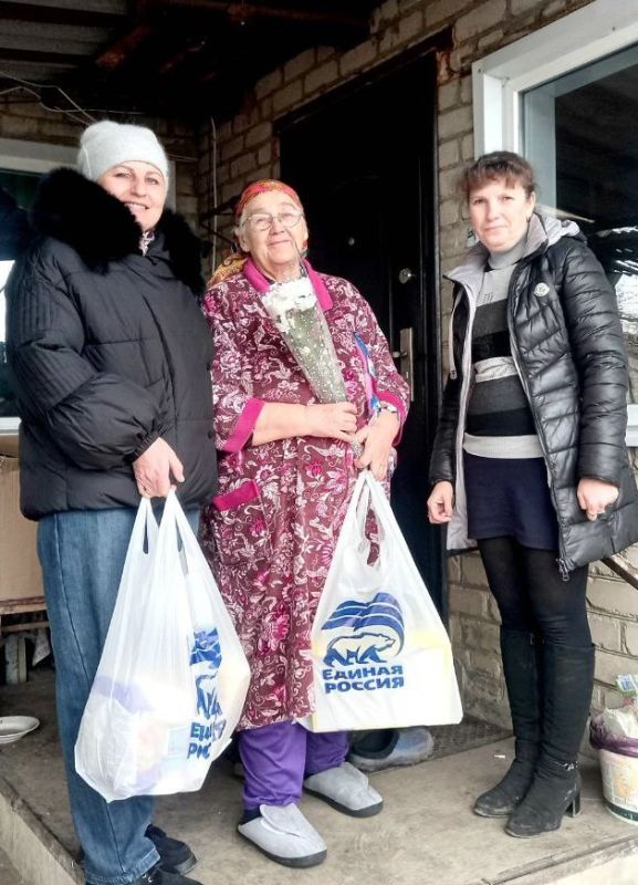 На Краснодонщине активно проходит акция «Цветы мамам героев», организованная в рамках партийного проекта «Женское движение Единой России» На Краснодонщине активно проходит акция «Цветы мамам героев», организованная в рамках партийного проекта «Женское движение Единой России»
